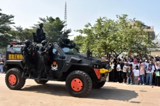 Sejumlah warga menyaksikan personel Brimob Polri dengan kendaraan taktis saat peringatan HUT Ke-80 Bhayangkara di Pusat Latihan (Satlat) Brimob Polri, Cikeas, Bogor, Jawa Barat, Rabu (1/7/2026).