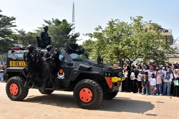 Sejumlah warga menyaksikan personel Brimob Polri dengan kendaraan taktis saat peringatan HUT Ke-80 Bhayangkara di Pusat Latihan (Satlat) Brimob Polri, Cikeas, Bogor, Jawa Barat, Rabu (1/7/2026).