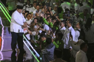 Presiden Prabowo Subianto menyapa kader PKB saat menghadiri peringatan Harlah ke-28 PKB di Jakarta, Kamis (23/7/2026).