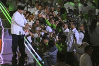 Presiden Prabowo Subianto menyapa kader PKB saat menghadiri peringatan Harlah ke-28 PKB di Jakarta, Kamis (23/7/2026).