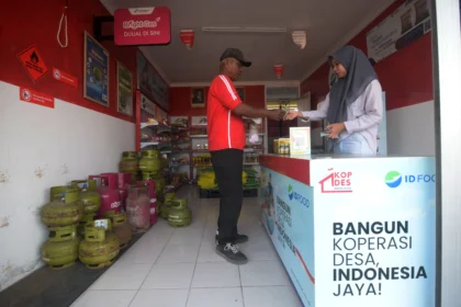 Seorang karyawan melayani transaksi pembayaran pembelian gas elpiji di Koperasi Desa Merah Putih (KDMP) Desa Bentangan, Kecamatan Wonosari, Kabupaten Klaten, Jawa Tengah, Rabu (29/7/2026).