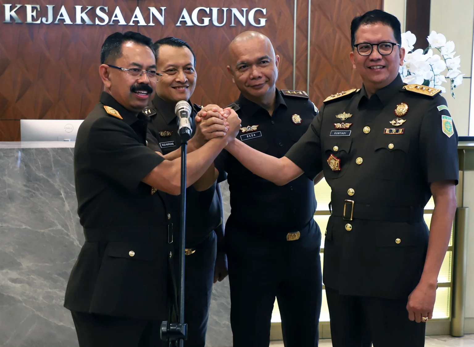 Pejabat baru di lingkungan Kejaksaan Agung (Kejagung), yakni Wakil Jaksa Agung Asep Nana Mulyana (kiri), Jaksa Agung Muda Tindak Pidana Khusus (Jampidsus) Kuntadi (kanan), Jaksa Agung Muda Intelijen (Jamintel) Reda Manthovani (kedua kanan), dan Jaksa Agung Muda Bidang Pengawasan (Jamwas) Rudi Margono (kedua kiri), melakukan salam komando usai dilantik Jaksa Agung ST Burhanuddin di Kantor Kejaksaan Agung, Jakarta, Jumat (24/7/2026).