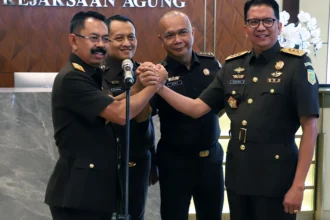 Pejabat baru di lingkungan Kejaksaan Agung (Kejagung), yakni Wakil Jaksa Agung Asep Nana Mulyana (kiri), Jaksa Agung Muda Tindak Pidana Khusus (Jampidsus) Kuntadi (kanan), Jaksa Agung Muda Intelijen (Jamintel) Reda Manthovani (kedua kanan), dan Jaksa Agung Muda Bidang Pengawasan (Jamwas) Rudi Margono (kedua kiri), melakukan salam komando usai dilantik Jaksa Agung ST Burhanuddin di Kantor Kejaksaan Agung, Jakarta, Jumat (24/7/2026).