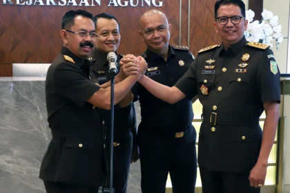 Pejabat baru di lingkungan Kejaksaan Agung (Kejagung), yakni Wakil Jaksa Agung Asep Nana Mulyana (kiri), Jaksa Agung Muda Tindak Pidana Khusus (Jampidsus) Kuntadi (kanan), Jaksa Agung Muda Intelijen (Jamintel) Reda Manthovani (kedua kanan), dan Jaksa Agung Muda Bidang Pengawasan (Jamwas) Rudi Margono (kedua kiri), melakukan salam komando usai dilantik Jaksa Agung ST Burhanuddin di Kantor Kejaksaan Agung, Jakarta, Jumat (24/7/2026).