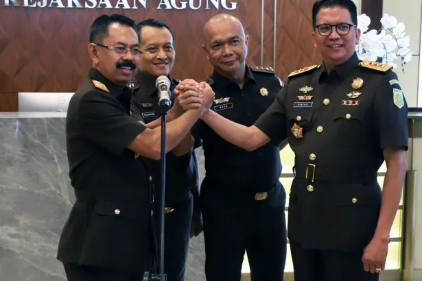 Pejabat baru di lingkungan Kejaksaan Agung (Kejagung), yakni Wakil Jaksa Agung Asep Nana Mulyana (kiri), Jaksa Agung Muda Tindak Pidana Khusus (Jampidsus) Kuntadi (kanan), Jaksa Agung Muda Intelijen (Jamintel) Reda Manthovani (kedua kanan), dan Jaksa Agung Muda Bidang Pengawasan (Jamwas) Rudi Margono (kedua kiri), melakukan salam komando usai dilantik Jaksa Agung ST Burhanuddin di Kantor Kejaksaan Agung, Jakarta, Jumat (24/7/2026).