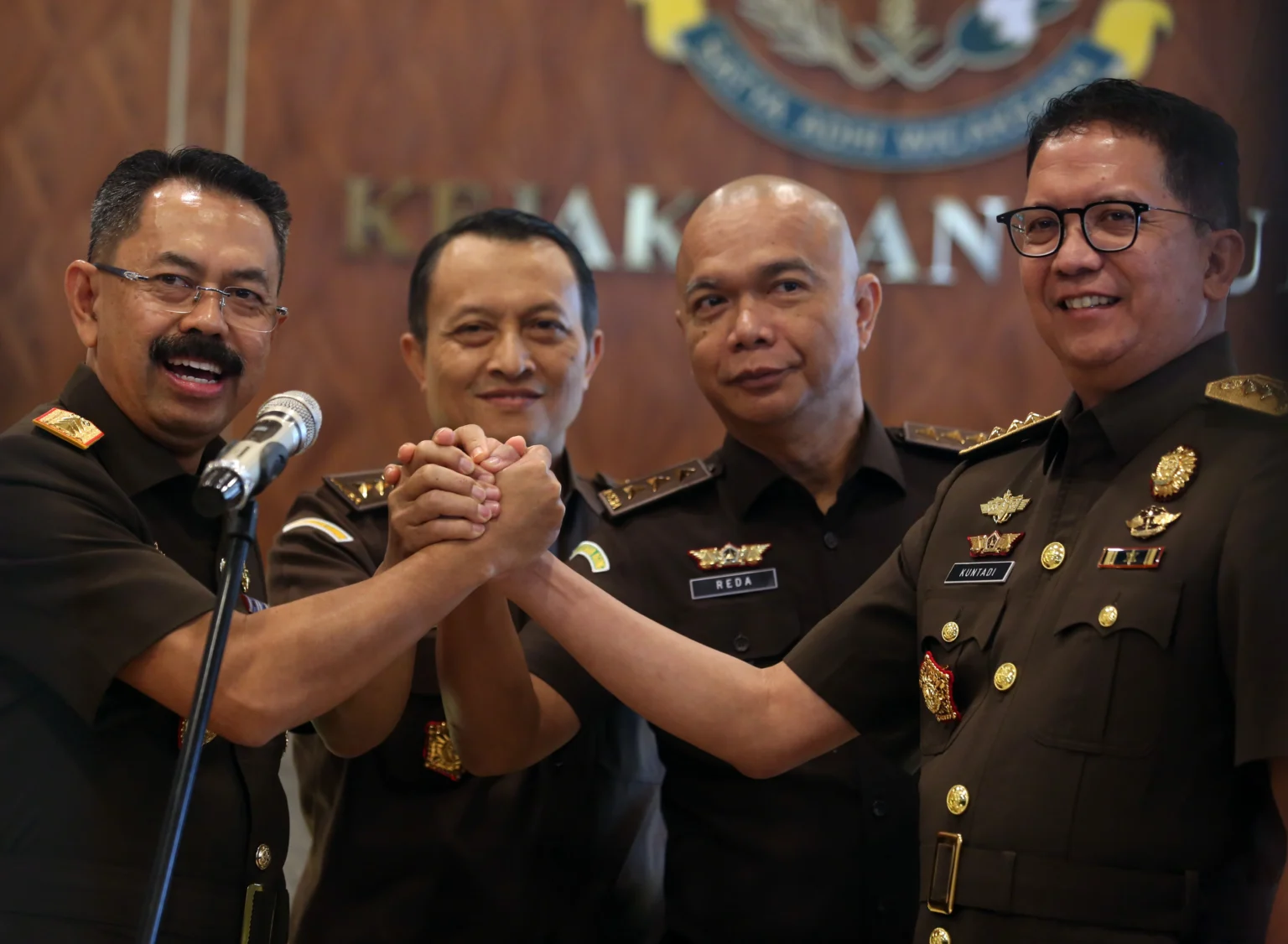 Pejabat baru di lingkungan Kejaksaan Agung (Kejagung), yakni Wakil Jaksa Agung Asep Nana Mulyana (kiri), Jaksa Agung Muda Tindak Pidana Khusus (Jampidsus) Kuntadi (kanan), Jaksa Agung Muda Intelijen (Jamintel) Reda Manthovani (kedua kanan), dan Jaksa Agung Muda Bidang Pengawasan (Jamwas) Rudi Margono (kedua kiri), melakukan salam komando usai dilantik Jaksa Agung ST Burhanuddin di Kantor Kejaksaan Agung, Jakarta, Jumat (24/7/2026).