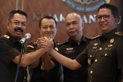 Pejabat baru di lingkungan Kejaksaan Agung (Kejagung), yakni Wakil Jaksa Agung Asep Nana Mulyana (kiri), Jaksa Agung Muda Tindak Pidana Khusus (Jampidsus) Kuntadi (kanan), Jaksa Agung Muda Intelijen (Jamintel) Reda Manthovani (kedua kanan), dan Jaksa Agung Muda Bidang Pengawasan (Jamwas) Rudi Margono (kedua kiri), melakukan salam komando usai dilantik Jaksa Agung ST Burhanuddin di Kantor Kejaksaan Agung, Jakarta, Jumat (24/7/2026).