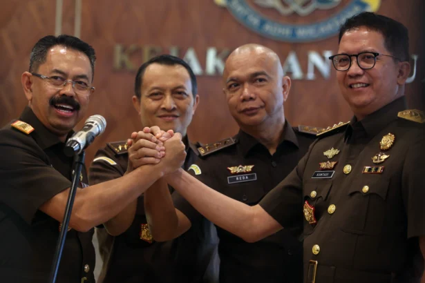 Pejabat baru di lingkungan Kejaksaan Agung (Kejagung), yakni Wakil Jaksa Agung Asep Nana Mulyana (kiri), Jaksa Agung Muda Tindak Pidana Khusus (Jampidsus) Kuntadi (kanan), Jaksa Agung Muda Intelijen (Jamintel) Reda Manthovani (kedua kanan), dan Jaksa Agung Muda Bidang Pengawasan (Jamwas) Rudi Margono (kedua kiri), melakukan salam komando usai dilantik Jaksa Agung ST Burhanuddin di Kantor Kejaksaan Agung, Jakarta, Jumat (24/7/2026).