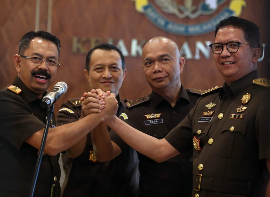 Pejabat baru di lingkungan Kejaksaan Agung (Kejagung), yakni Wakil Jaksa Agung Asep Nana Mulyana (kiri), Jaksa Agung Muda Tindak Pidana Khusus (Jampidsus) Kuntadi (kanan), Jaksa Agung Muda Intelijen (Jamintel) Reda Manthovani (kedua kanan), dan Jaksa Agung Muda Bidang Pengawasan (Jamwas) Rudi Margono (kedua kiri), melakukan salam komando usai dilantik Jaksa Agung ST Burhanuddin di Kantor Kejaksaan Agung, Jakarta, Jumat (24/7/2026).