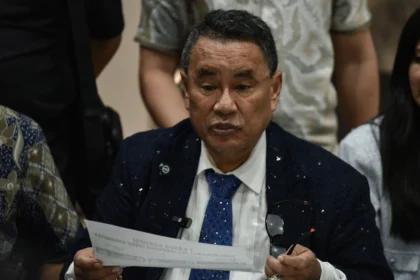 Kuasa hukum tersangka kasus dugaan korupsi eks Jaksa Agung Muda Bidang Tindak Pidana Khusus (Jampidsus) Febrie Adriansyah, Hotman Paris Hutapea (tengah) menyampaikan keterangan kepada wartawan di Gedung Jampidsus Kejaksaan Agung, Jakarta, Jumat (17/7/2026).