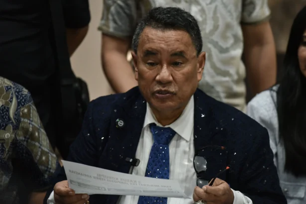 Kuasa hukum tersangka kasus dugaan korupsi eks Jaksa Agung Muda Bidang Tindak Pidana Khusus (Jampidsus) Febrie Adriansyah, Hotman Paris Hutapea (tengah) menyampaikan keterangan kepada wartawan di Gedung Jampidsus Kejaksaan Agung, Jakarta, Jumat (17/7/2026).