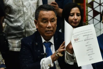 Kuasa hukum tersangka kasus dugaan korupsi eks Jaksa Agung Muda Bidang Tindak Pidana Khusus (Jampidsus) Febrie Adriansyah, Hotman Paris Hutapea (tengah) menyampaikan keterangan kepada wartawan di Gedung Jampidsus Kejaksaan Agung, Jakarta, Jumat (17/7/2026). (Sumber: Antara Foto/Fakhri Hermansyah/nym)