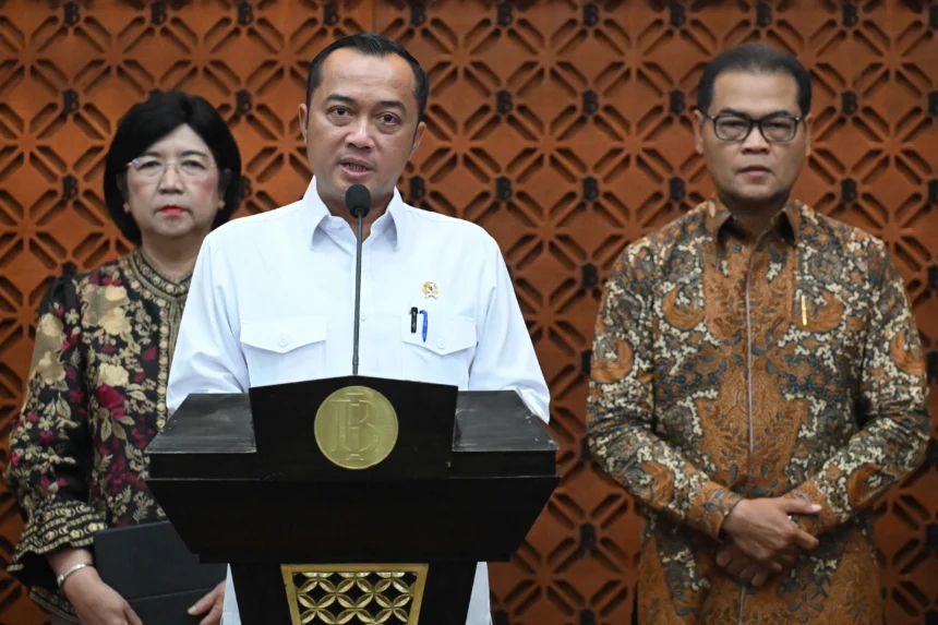 Menteri Sekretaris Negara Prasetyo Hadi (tengah) didampingi jajaran Deputi Gubernur Bank Indonesia (BI) Destry Damayanti (kiri) dan Ricky P. Gozali (kanan) menyampaikan keterangan pers terkait pengunduran diri Gubernur BI Perry Warjiyo di Jakarta, Senin (27/7/2026). (Sumber: Antara Foto/Marco/rwa/wsj)