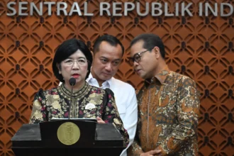 Deputi Gubernur Bank Indonesia (BI) Destry Damayanti (kiri) bersama Menteri Sekretaris Negara Prasetyo Hadi (tengah) dan Deputi Gubernur BI Ricky P. Gozali (kanan) menyampaikan keterangan pers terkait pengunduran diri Gubernur BI Perry Warjiyo di Jakarta