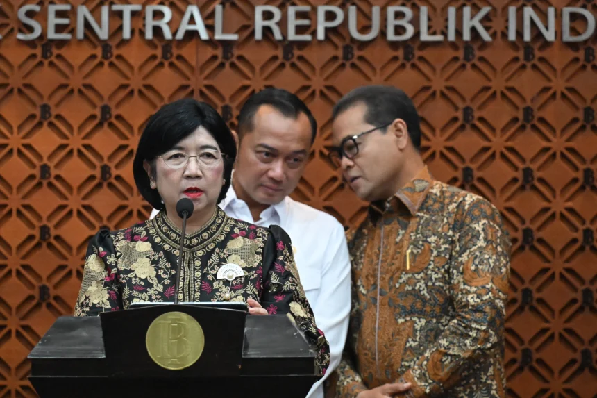 Deputi Gubernur Bank Indonesia (BI) Destry Damayanti (kiri) bersama Menteri Sekretaris Negara Prasetyo Hadi (tengah) dan Deputi Gubernur BI Ricky P. Gozali (kanan) menyampaikan keterangan pers terkait pengunduran diri Gubernur BI Perry Warjiyo di Jakarta