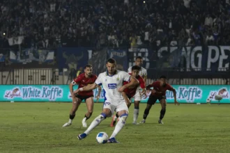 Pesepak bola Persib Bandung Balsa Sekulic melakukan tendangan penalti saat menghadapi DPMM FC pada laga lanjutan Grup A Piala Presiden 2026 di Stadion Si Jalak Harupat, Kabupaten Bandung, Jawa Barat, Selasa (28/7/2026).