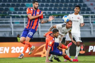 Pesepak bola Persija Jakarta Gustavo Almeida (kedua kanan) menyundul bola dengan penjagaan pesepak bola Port FC Matheus Guilherme (kedua kiri) dan Marcel Scalese (kiri) pada pertandingan Grup B Piala Presiden 2026 di Stadion Gelora Bung Tomo, Surabaya, Jawa Timur