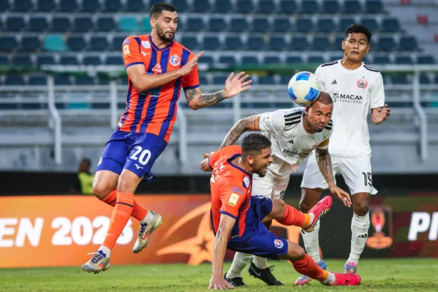 Pesepak bola Persija Jakarta Gustavo Almeida (kedua kanan) menyundul bola dengan penjagaan pesepak bola Port FC Matheus Guilherme (kedua kiri) dan Marcel Scalese (kiri) pada pertandingan Grup B Piala Presiden 2026 di Stadion Gelora Bung Tomo, Surabaya, Jawa Timur