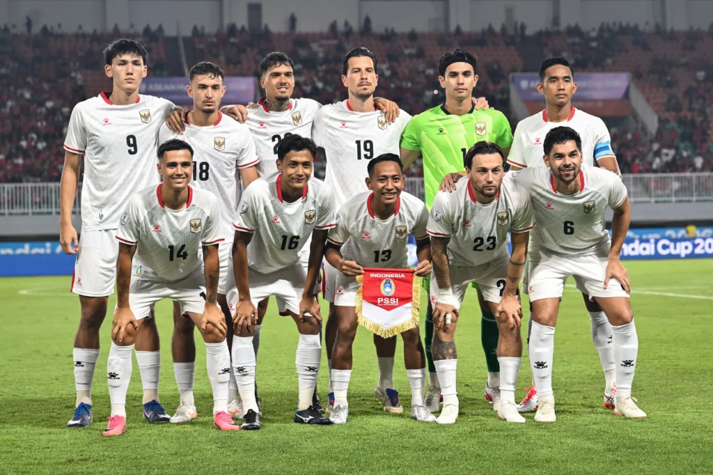 Pesepak bola Timnas Indonesia berfoto bersama sebelum laga melawan Timnas Kamboja pada pertandingan Grup A ASEAN Championship atau Piala AFF 2026 di Stadion Gelora Pakansari, Kabupaten Bogor, Jawa Barat