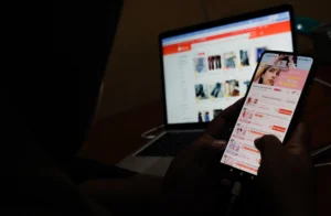 Warga melihat barang dagangan melalui perangkat elektronik pada aplikasi platform niaga elektronik (e-commerce) di Kabupaten Batang, Jawa Tengah, Selasa (30/6/2026). (Sumber: Antara Foto/Harviyan Perdana Putra/nym)