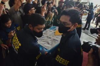 Personel Direktorat Reserse Kriminal Khusus Polda Metro Jaya mengangkut barang bukti kasus dugaan korupsi Tindak Pidana Pencucian uang (TPPU) saat tiba di Gedung Jampidsus Kejaksaan Agung, Jakarta, Jumat (17/7/2026).