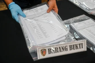Petugas menunjukkan barang bukti saat pengungkapan kasus dugaan Tindak Pidana Perdagangan Orang (TPPO) di Polda Metro Jaya, Jakarta, Jumat (24/7/2026).