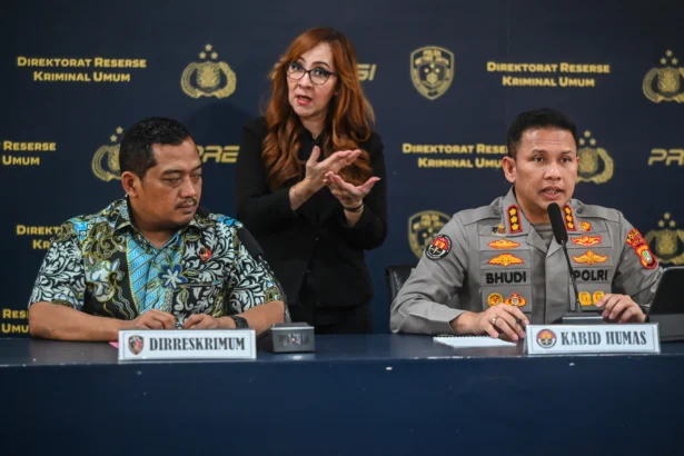Kabid Humas Polda Metro Jaya Kombes Pol Budi Hermanto (kanan) bersama Dirreskrimum Polda Metro Jaya Kombes Pol Iman Imanuddin (kiri) memberikan keterangan pers terkait kasus dugaan Tindak Pidana Perdagangan Orang (TPPO) di Polda Metro Jaya, Jakarta, Jumat (24/7/2026).