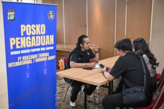 Petugas melayani korban kasus penipuan perjalanan umrah di posko pengaduan, Polda Metro Jaya, Jakarta, Selasa (2/6/2026).