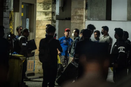 Polisi membawa barang bukti sitaan usai penggeledahan terkait penyidikan kasus dugaan korupsi tindak pidana pencucian uang (TPPU) di sebuah ruko, Jalan Asem 2, Cipete Selatan, Jakarta, Jumat (10/7/2026) dini hari.