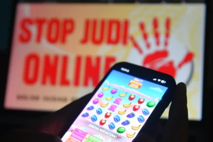 Warga melihat situs judi online melalui gawainya di Balikpapan, Kalimantan Timur, Jumat (24/7/2026).