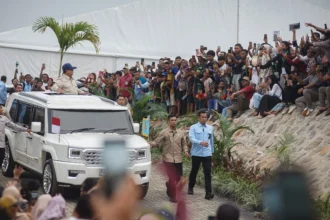 Presiden Prabowo Subianto (kiri) menyapa warga saat acara akad massal Rumah Subsidi Menyala di Perumahan Puri Delta City Side, Kabupaten Batang, Jawa Tengah, Kamis (30/7/2026).