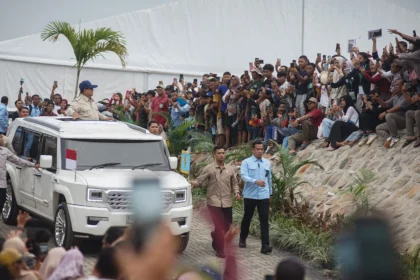 Presiden Prabowo Subianto (kiri) menyapa warga saat acara akad massal Rumah Subsidi Menyala di Perumahan Puri Delta City Side, Kabupaten Batang, Jawa Tengah, Kamis (30/7/2026).