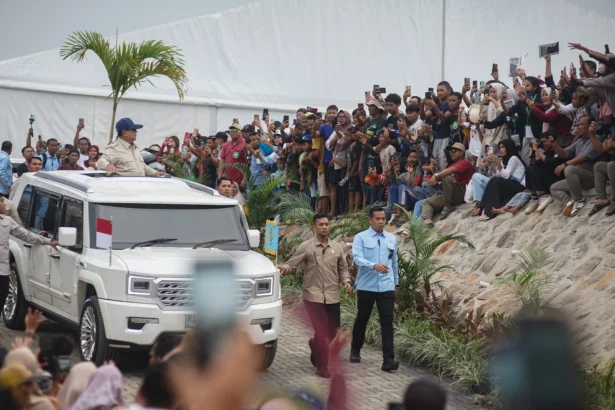 Presiden Prabowo Subianto (kiri) menyapa warga saat acara akad massal Rumah Subsidi Menyala di Perumahan Puri Delta City Side, Kabupaten Batang, Jawa Tengah, Kamis (30/7/2026).