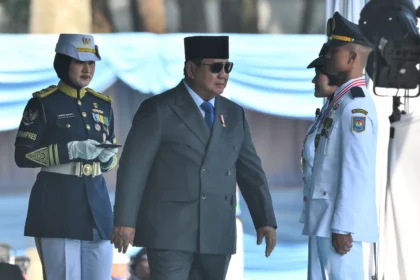 Presiden Prabowo Subianto (tengah) bersiap melantik perwakilan Pamong Praja Institut Pemerintahan Dalam Negeri (IPDN) Angkatan XXXIII di Kampus IPDN, Jatinangor, Kabupaten Sumedang, Jawa Barat, Rabu (29/7/2026).