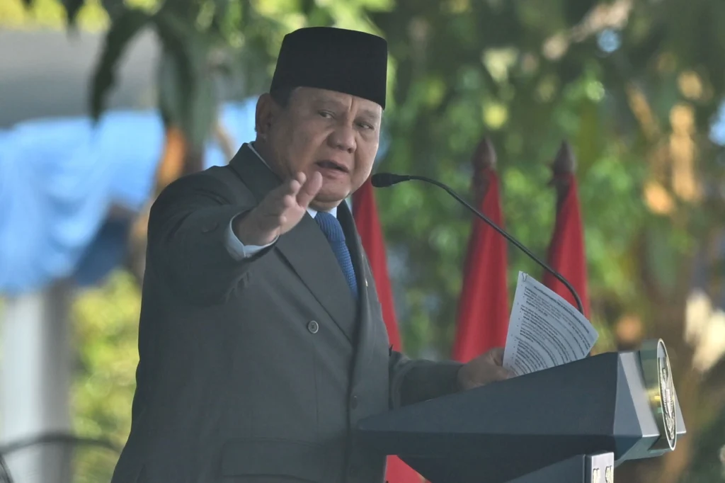 Presiden Prabowo Subianto menyampaikan pidato pada Pelantikan Pamong Praja Institut Pemerintahan Dalam Negeri (IPDN) Angkatan XXXIII di Kampus IPDN, Jatinangor, Kabupaten Sumedang, Jawa Barat, Rabu (29/7/2026).