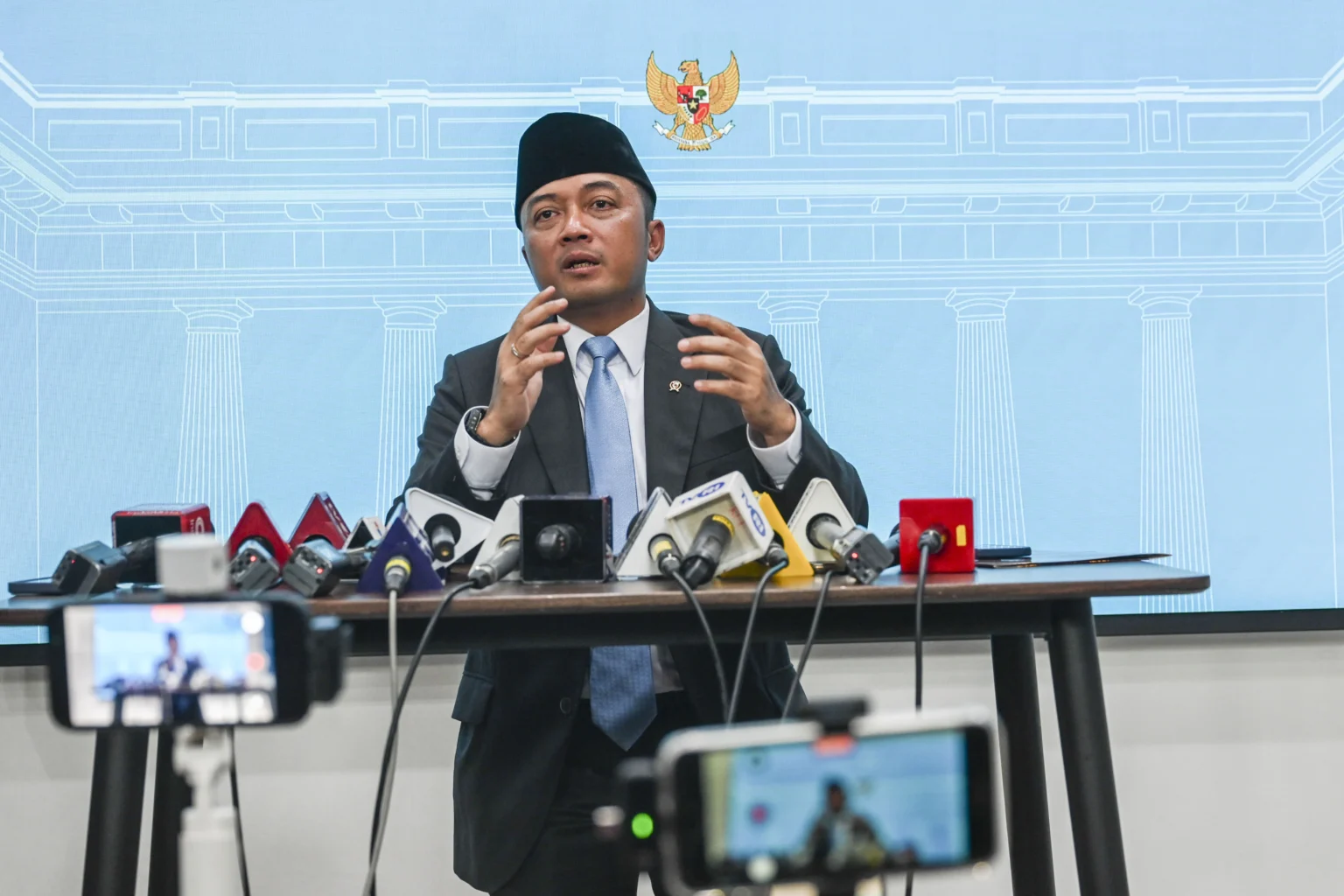 Mensesneg Prasetyo Hadi memberi keterangan pers di ruang media, kompleks Istana Kepresidenan, Jakarta, Rabu (22/7/2026). (Sumber: Antara Foto/Galih Pradipta/bar)
