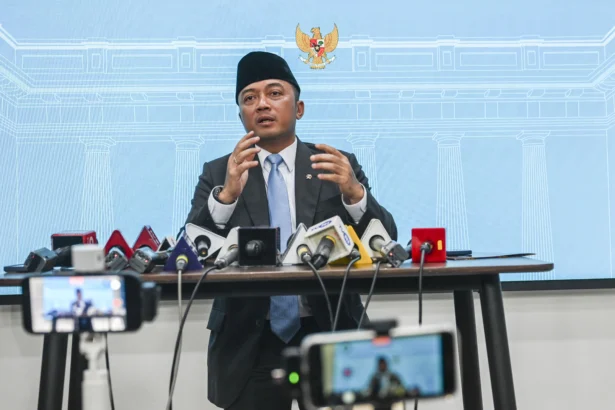 Mensesneg Prasetyo Hadi memberi keterangan pers di ruang media, kompleks Istana Kepresidenan, Jakarta, Rabu (22/7/2026). (Sumber: Antara Foto/Galih Pradipta/bar)