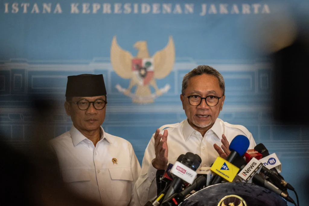Menteri Koordinator Bidang Pangan Zulkifli Hasan (kanan) didampingi Menteri Desa dan Pembangunan Daerah Tertinggal (Mendes PDT) Yandri Susanto (kiri) menyampaikan keterangan pers usai rapat bersama Presiden Prabowo Subianto, di Istana Kepresidenan, Jakarta. (Sumber: Antara Foto/Bayu Pratama S./kye)