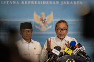 Menteri Koordinator Bidang Pangan Zulkifli Hasan (kanan) didampingi Menteri Desa dan Pembangunan Daerah Tertinggal (Mendes PDT) Yandri Susanto (kiri) menyampaikan keterangan pers usai rapat bersama Presiden Prabowo Subianto, di Istana Kepresidenan, Jakarta. (Sumber: Antara Foto/Bayu Pratama S./kye)