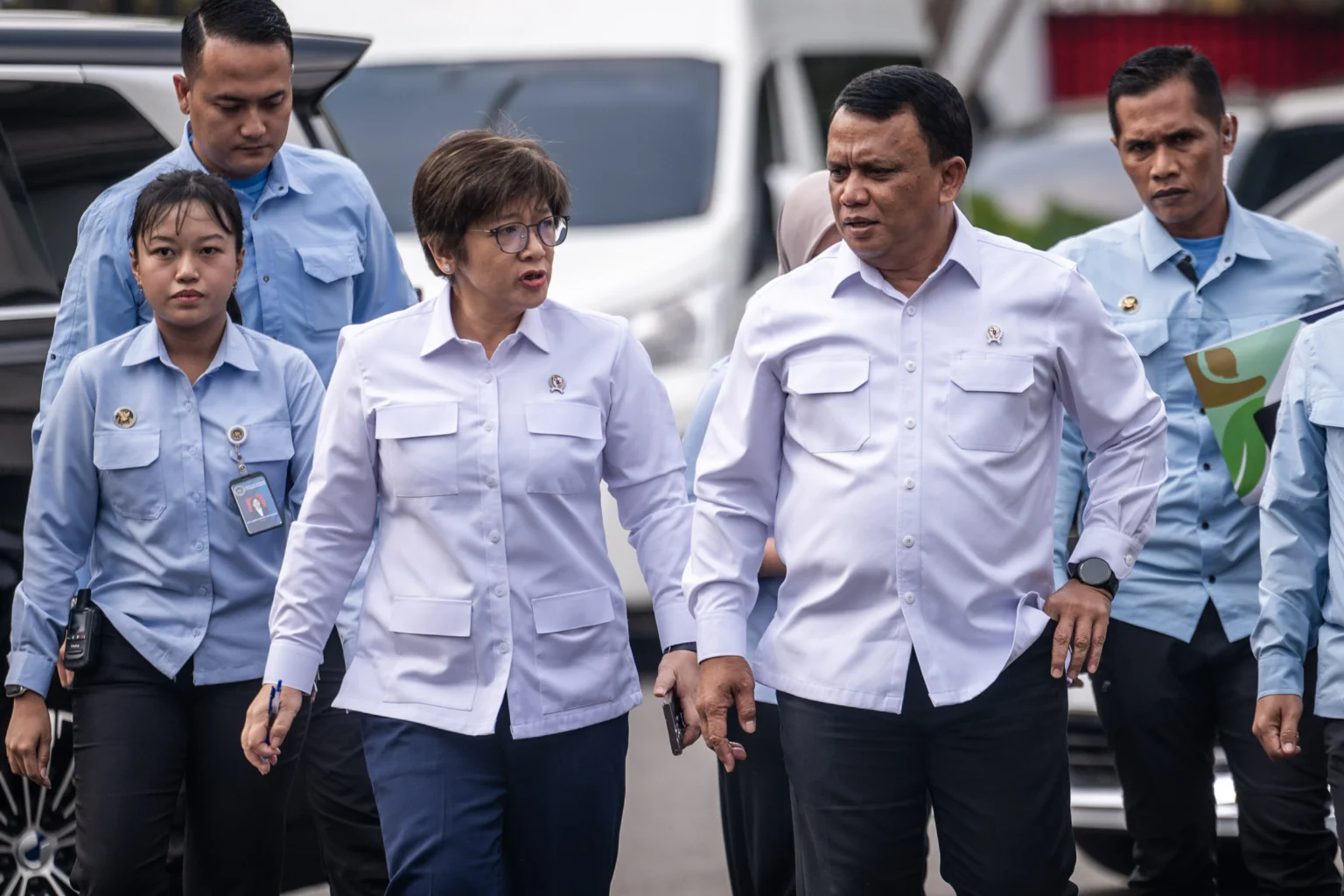 Wakil Kepala Badan Gizi Nasional (BGN) Agustina Arumsari (tengah) bersama Trenggono (kedua kanan) tiba untuk mengikuti rapat bersama Presiden Prabowo Subianto, di Istana Kepresidenan, Jakarta, Rabu (15/7/2026). Presiden Prabowo menggelar rapat bersama sejumlah menteri dan kepala lembaga untuk membahas perkembangan Koperasi Desa Merah Putih (KDMP) dan program Makan Bergizi Gratis (MBG). (ANTARA FOTO/Bayu Pratama S)