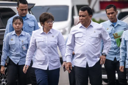 Wakil Kepala Badan Gizi Nasional (BGN) Agustina Arumsari (tengah) bersama Trenggono (kedua kanan) tiba untuk mengikuti rapat bersama Presiden Prabowo Subianto, di Istana Kepresidenan, Jakarta, Rabu (15/7/2026). Presiden Prabowo menggelar rapat bersama sejumlah menteri dan kepala lembaga untuk membahas perkembangan Koperasi Desa Merah Putih (KDMP) dan program Makan Bergizi Gratis (MBG). (ANTARA FOTO/Bayu Pratama S)
