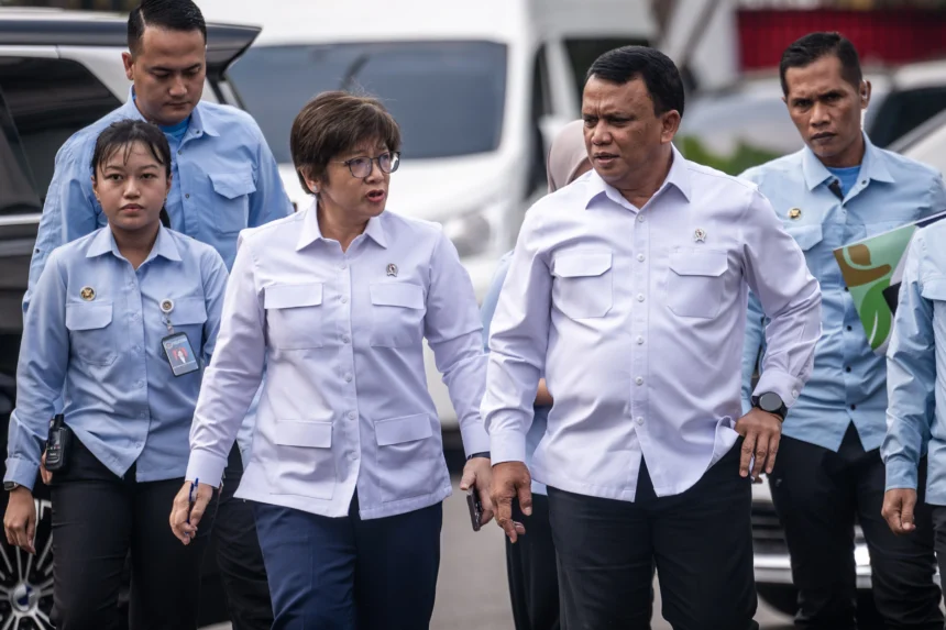 Wakil Kepala Badan Gizi Nasional (BGN) Agustina Arumsari (tengah) bersama Trenggono (kedua kanan) tiba untuk mengikuti rapat bersama Presiden Prabowo Subianto, di Istana Kepresidenan, Jakarta, Rabu (15/7/2026). Presiden Prabowo menggelar rapat bersama sejumlah menteri dan kepala lembaga untuk membahas perkembangan Koperasi Desa Merah Putih (KDMP) dan program Makan Bergizi Gratis (MBG). (ANTARA FOTO/Bayu Pratama S)