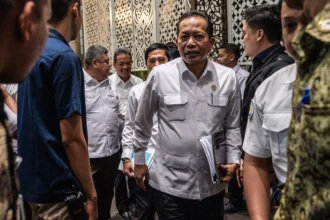 Menteri Koperasi Ferry Juliantono (kanan) bersama Menteri Kelautan dan Perikanan Sakti Wahyu Trenggono (kedua kiri) dan Kepala Badan Pengawasan Keuangan dan Pembangunan (BPKP) Muhammad Yusuf (kiri) berjalan berjalan keluar usai rapat bersama Presiden Prabowo Subianto, di Istana Kepresidenan, Jakarta