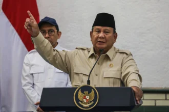 Presiden Prabowo Subianto (kanan) didampingi Menteri Kebudayaan Fadli Zon (kiri) menyampaikan pidato saat peresmian hasil program revitalisasi Cagar Budaya Nasional di Stasiun Semarang Tawang, Semarang, Jawa Tengah, Kamis (30/7/2026). Revitalisasi tersebut menjadi tahap awal rencana besar PT Kereta Api Indonesia (Persero) untuk mengembalikan bangunan Stasiun Semarang Tawang ke bentuk aslinya yang dirancang oleh arsitek Belanda Sloth-Blaauboer dan dibangun oleh Nederlandsch-Indische Spoorweg Maatschappij (NISM) pada 1911 sebelum diresmikan pada 1914. (ANTARA FOTO/Makna Zaezar)
