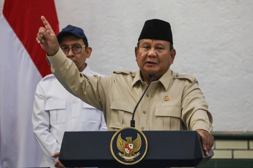 Presiden Prabowo Subianto (kanan) didampingi Menteri Kebudayaan Fadli Zon (kiri) menyampaikan pidato saat peresmian hasil program revitalisasi Cagar Budaya Nasional di Stasiun Semarang Tawang, Semarang, Jawa Tengah, Kamis (30/7/2026). Revitalisasi tersebut menjadi tahap awal rencana besar PT Kereta Api Indonesia (Persero) untuk mengembalikan bangunan Stasiun Semarang Tawang ke bentuk aslinya yang dirancang oleh arsitek Belanda Sloth-Blaauboer dan dibangun oleh Nederlandsch-Indische Spoorweg Maatschappij (NISM) pada 1911 sebelum diresmikan pada 1914. (ANTARA FOTO/Makna Zaezar)