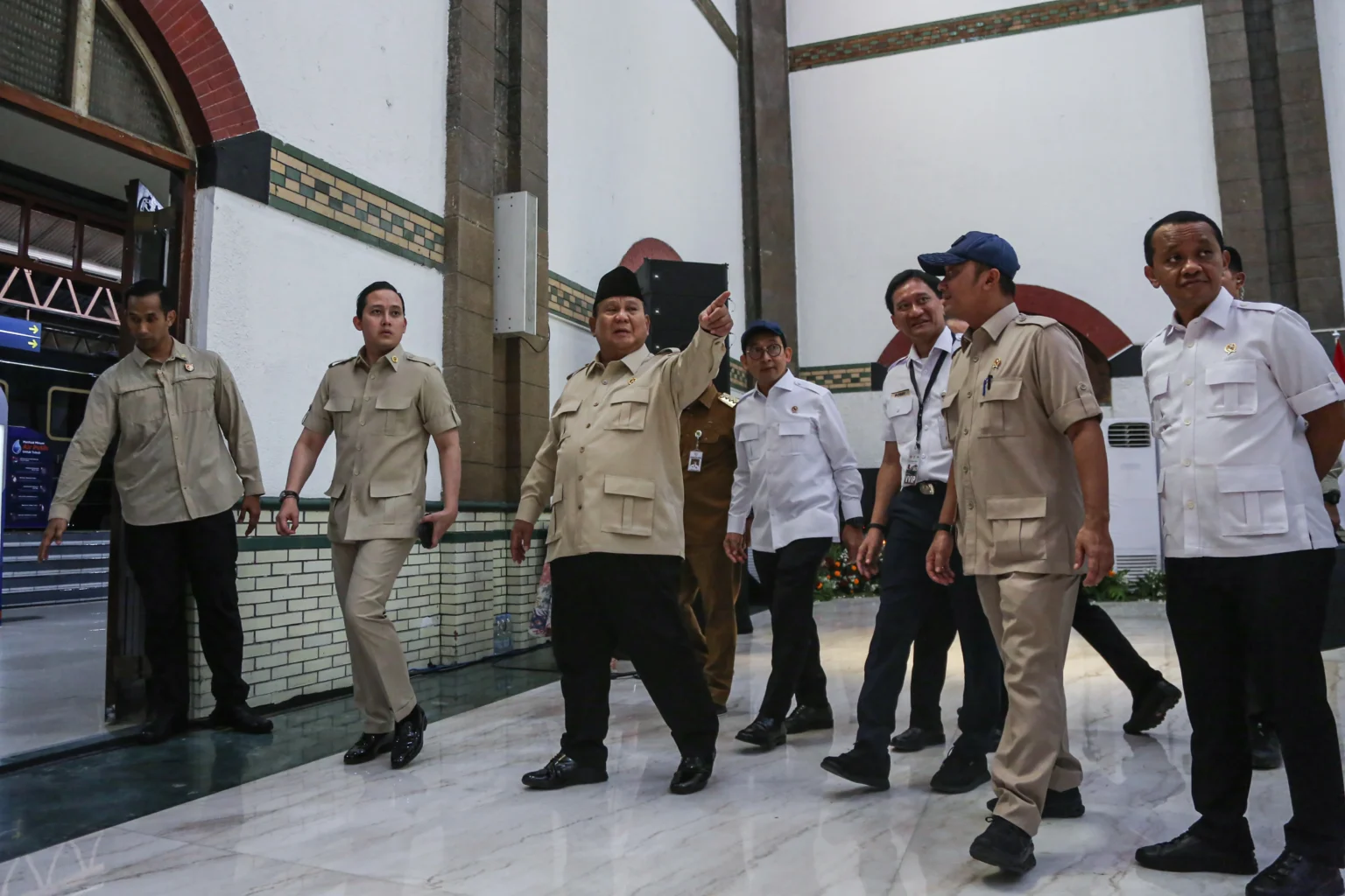 Presiden Prabowo Subianto (tengah) didampingi Menteri Energi dan Sumber Daya Mineral (ESDM) Bahlil Lahadalia (kanan), Menteri Sekretaris Negara Prasetyo Hadi (kedua kanan), Direktur Utama PT Kereta Api Indonesia (Persero) Booby Rasyidin (ketiga kanan), Menteri Kebudayaan Fadli Zon (keempat kanan) meninjau ruangan stasiun saat peresmian hasil program revitalisasi Cagar Budaya Nasional di Stasiun Semarang Tawang, Semarang, Jawa Tengah, Kamis (30/7/2026). Revitalisasi tersebut menjadi tahap awal rencana besar PT Kereta Api Indonesia (Persero) untuk mengembalikan bangunan Stasiun Semarang Tawang ke bentuk aslinya yang dirancang oleh arsitek Belanda Sloth-Blaauboer dan dibangun oleh Nederlandsch-Indische Spoorweg Maatschappij (NISM) pada 1911 sebelum diresmikan pada 1914. (ANTARA FOTO/Makna Zaeza)