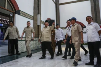 Presiden Prabowo Subianto (tengah) didampingi Menteri Energi dan Sumber Daya Mineral (ESDM) Bahlil Lahadalia (kanan), Menteri Sekretaris Negara Prasetyo Hadi (kedua kanan), Direktur Utama PT Kereta Api Indonesia (Persero) Booby Rasyidin (ketiga kanan), Menteri Kebudayaan Fadli Zon (keempat kanan) meninjau ruangan stasiun saat peresmian hasil program revitalisasi Cagar Budaya Nasional di Stasiun Semarang Tawang, Semarang, Jawa Tengah, Kamis (30/7/2026). Revitalisasi tersebut menjadi tahap awal rencana besar PT Kereta Api Indonesia (Persero) untuk mengembalikan bangunan Stasiun Semarang Tawang ke bentuk aslinya yang dirancang oleh arsitek Belanda Sloth-Blaauboer dan dibangun oleh Nederlandsch-Indische Spoorweg Maatschappij (NISM) pada 1911 sebelum diresmikan pada 1914. (ANTARA FOTO/Makna Zaeza)