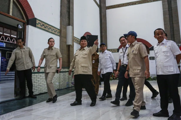 Presiden Prabowo Subianto (tengah) didampingi Menteri Energi dan Sumber Daya Mineral (ESDM) Bahlil Lahadalia (kanan), Menteri Sekretaris Negara Prasetyo Hadi (kedua kanan), Direktur Utama PT Kereta Api Indonesia (Persero) Booby Rasyidin (ketiga kanan), Menteri Kebudayaan Fadli Zon (keempat kanan) meninjau ruangan stasiun saat peresmian hasil program revitalisasi Cagar Budaya Nasional di Stasiun Semarang Tawang, Semarang, Jawa Tengah, Kamis (30/7/2026). Revitalisasi tersebut menjadi tahap awal rencana besar PT Kereta Api Indonesia (Persero) untuk mengembalikan bangunan Stasiun Semarang Tawang ke bentuk aslinya yang dirancang oleh arsitek Belanda Sloth-Blaauboer dan dibangun oleh Nederlandsch-Indische Spoorweg Maatschappij (NISM) pada 1911 sebelum diresmikan pada 1914. (ANTARA FOTO/Makna Zaeza)
