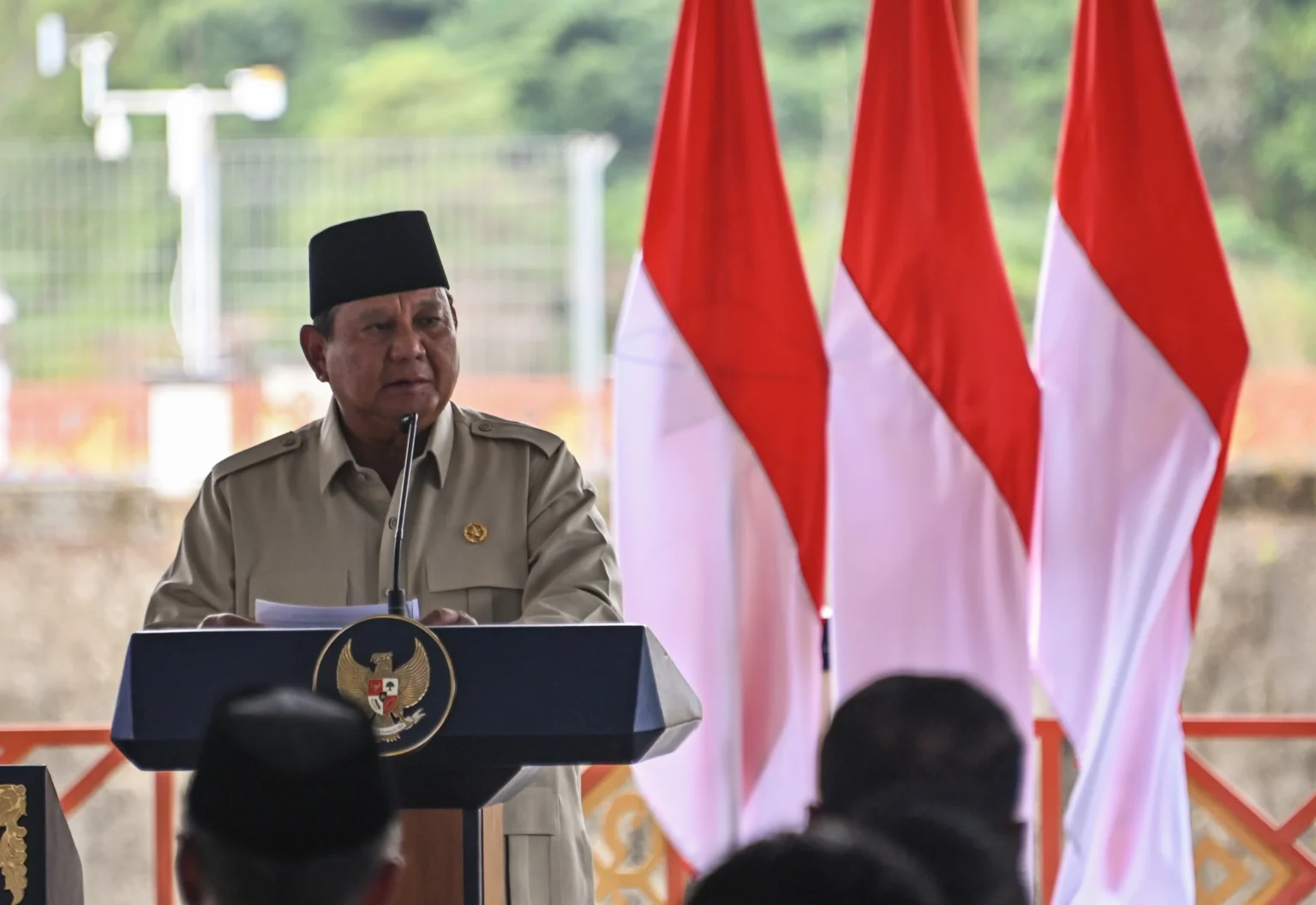 Presiden Prabowo Subianto memberi sambutan saat meresmikan Bendungan Meninting di Desa Bukit Tinggi, Kecamatan Gunungsari, Lombok Barat, NTB