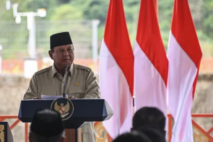 Presiden Prabowo Subianto memberi sambutan saat meresmikan Bendungan Meninting di Desa Bukit Tinggi, Kecamatan Gunungsari, Lombok Barat, NTB